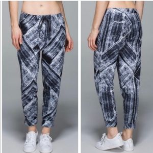 Lululemon  namaskar jet crop joggers heat wave